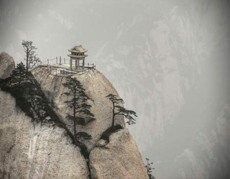 Pohled na jeden z chrámů na vrcholcích hory Huashan