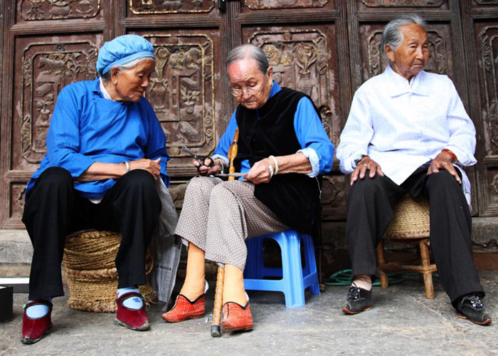 Mnohým čínským ženám ve stáří zůstávají zdeformované nohy