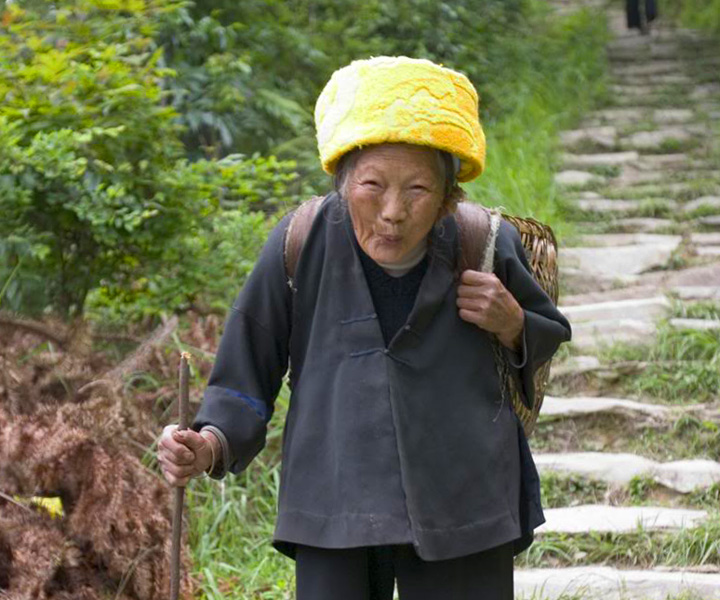 Lidé Čuang nosí extravagantní klobouky