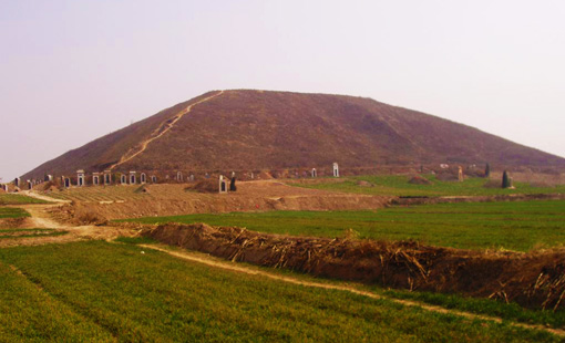 V okolí pyramidy pěstují Číňané plodiny