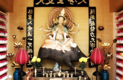 Typický buddhistický oltář v Číně