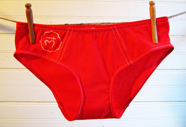 Možná vám to přijde úsměvné, ale červené prádlo i oblečení podporují červenou čakru!